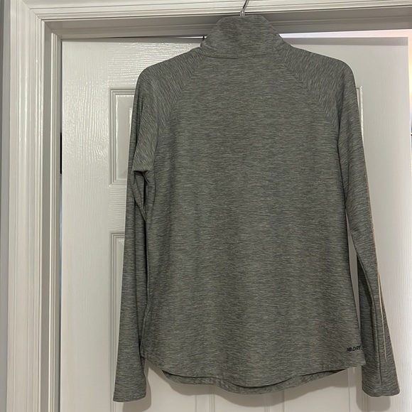 New balance long sleeve with quarter zip up size medium - Picture 4 of 5